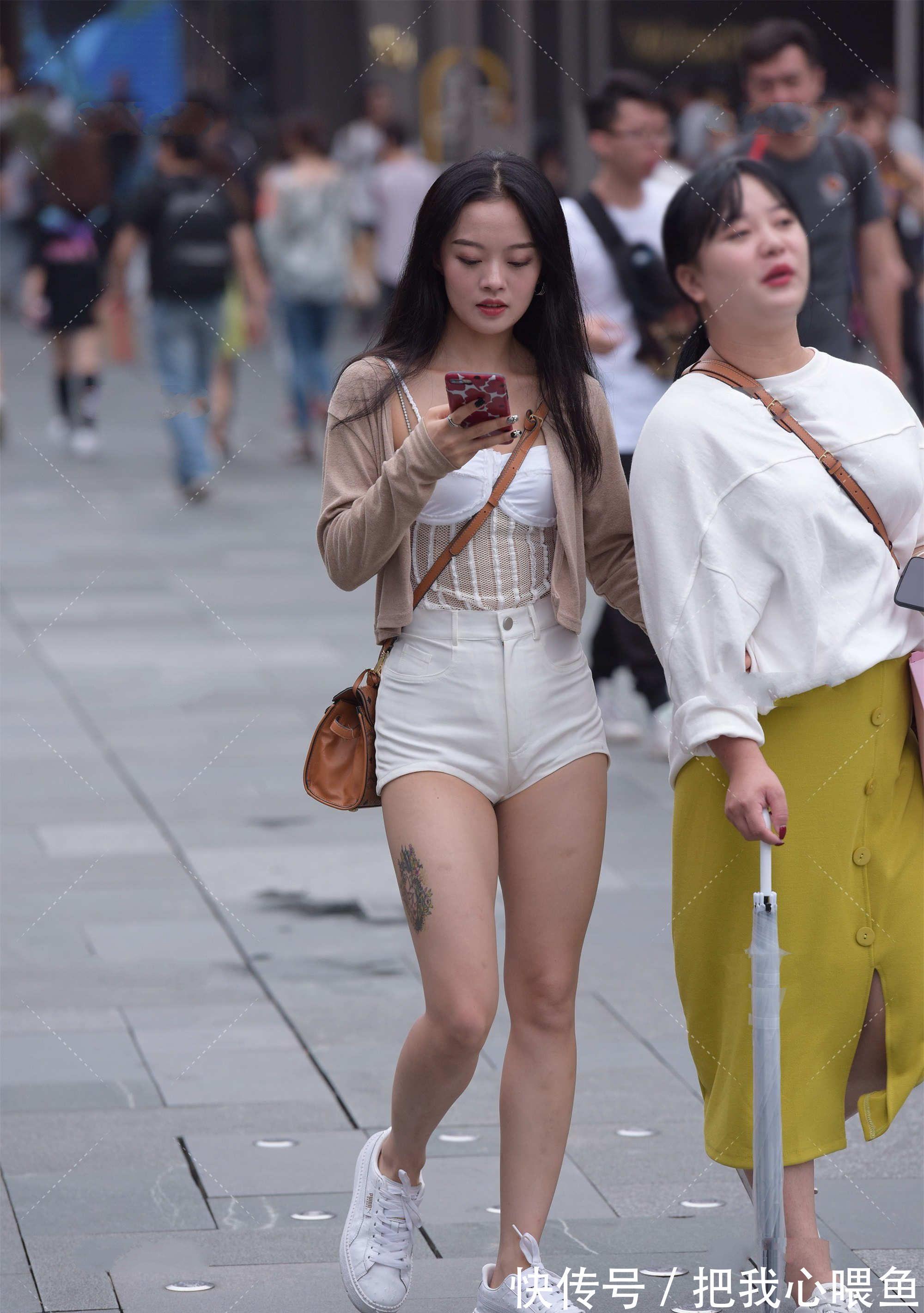 时尚感|网纱吊带尽显女人味，搭配卡其针织开衫，温婉大气，尽显高级感