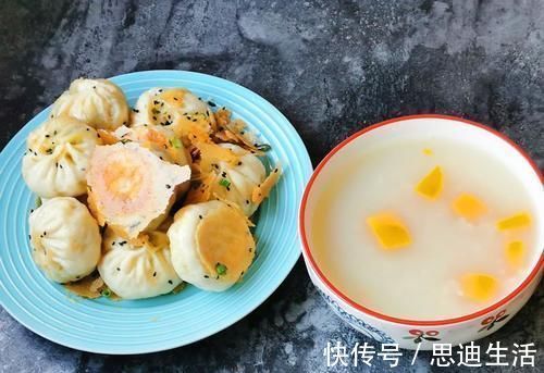 老两口的幸福早餐，样数不多，吃得舒服，网友提问：这要起多早