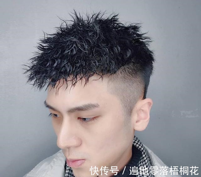 男士们|天热发型不要只会“剃光”，男士留这些时尚造型，看着就很帅气！