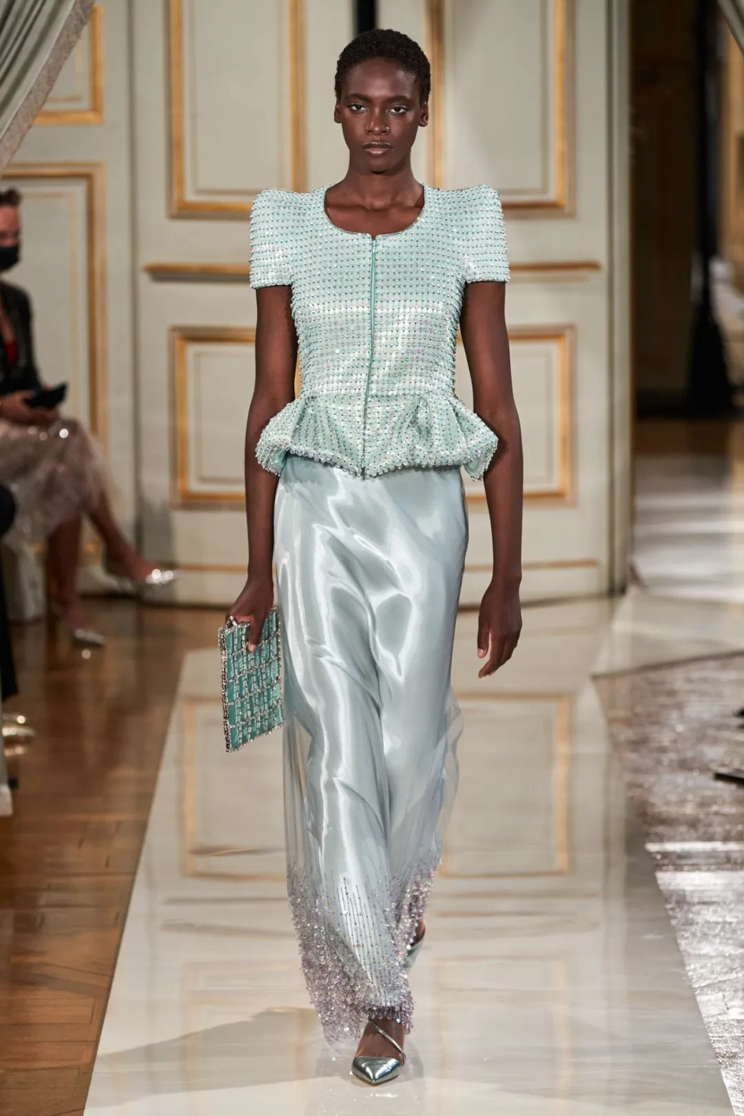 87岁的阿玛尼老爷子，依然是把高级做得最优雅的人|T型台 | shine