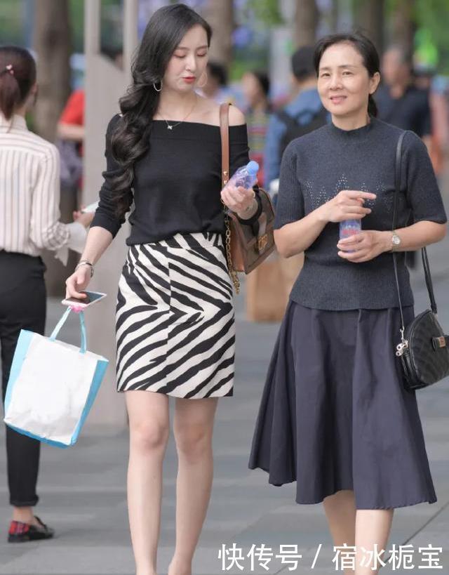 黑白格纹裙,搭斜肩上衣,穿出中年女士的时尚美