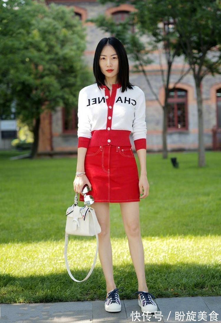 开衫|路人街拍，白色连衣裙外搭一件开衫，显得十分修身立体