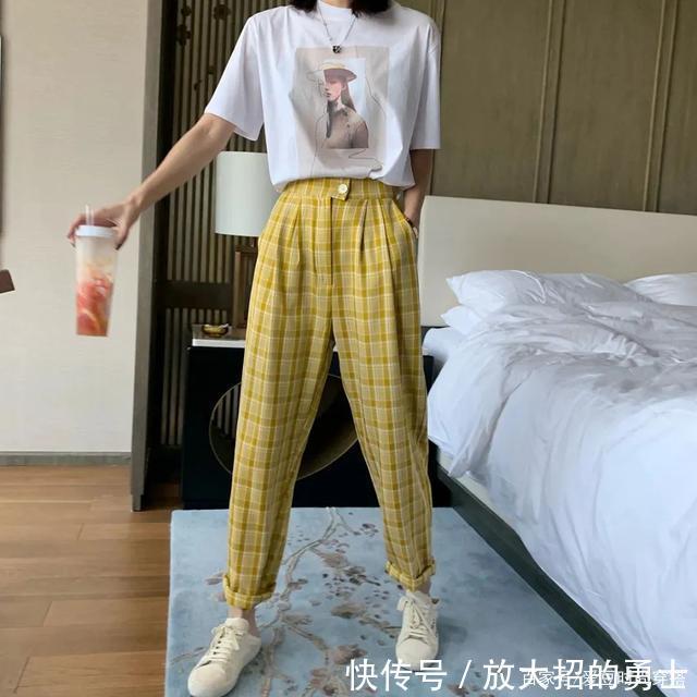  除了淡黄色，今年更流行“奶油黄”穿搭，气质又显白