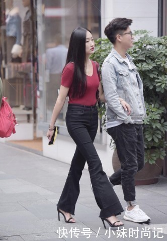  夏日|街拍红色上衣塞进喇叭裤尽显“都市女性”夏日风,束脚高跟鞋一般人驾驭不了