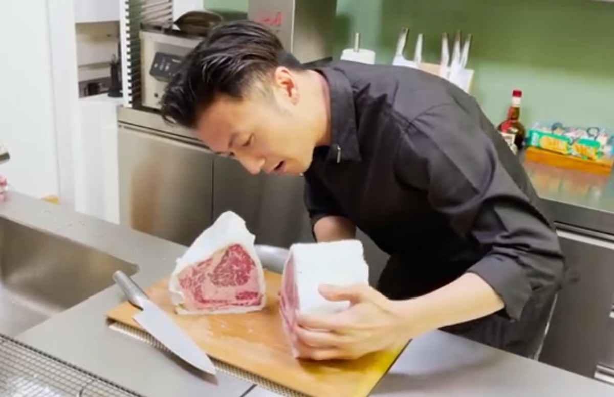 谢霆锋|谢霆锋一块肉放了2年继续吃,做法精细厨艺好厉害,馋“哭”网友