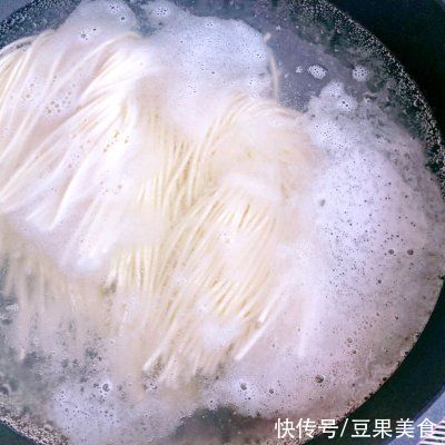 紫菜|10分钟快手早餐，鲜美的紫菜汤面