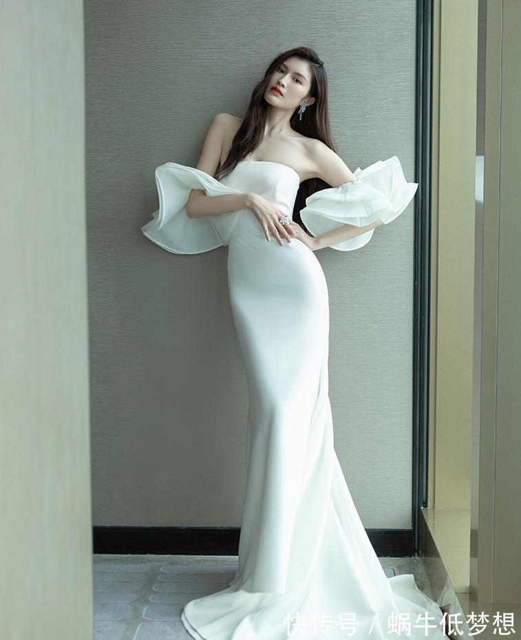 何穗|超模何穗解锁新刊封面大片,倒立沙发秀漫画腿,豹纹夹克辣得冒火