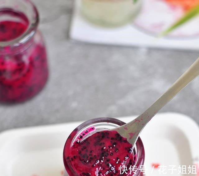 外面一瓶10几块的火龙果酱，自己在家做。美味健康无添加！