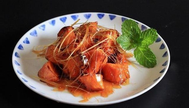 蒜蓉蒸扇贝、金针菇炒蛋、拔丝红薯、西红柿炖牛腩