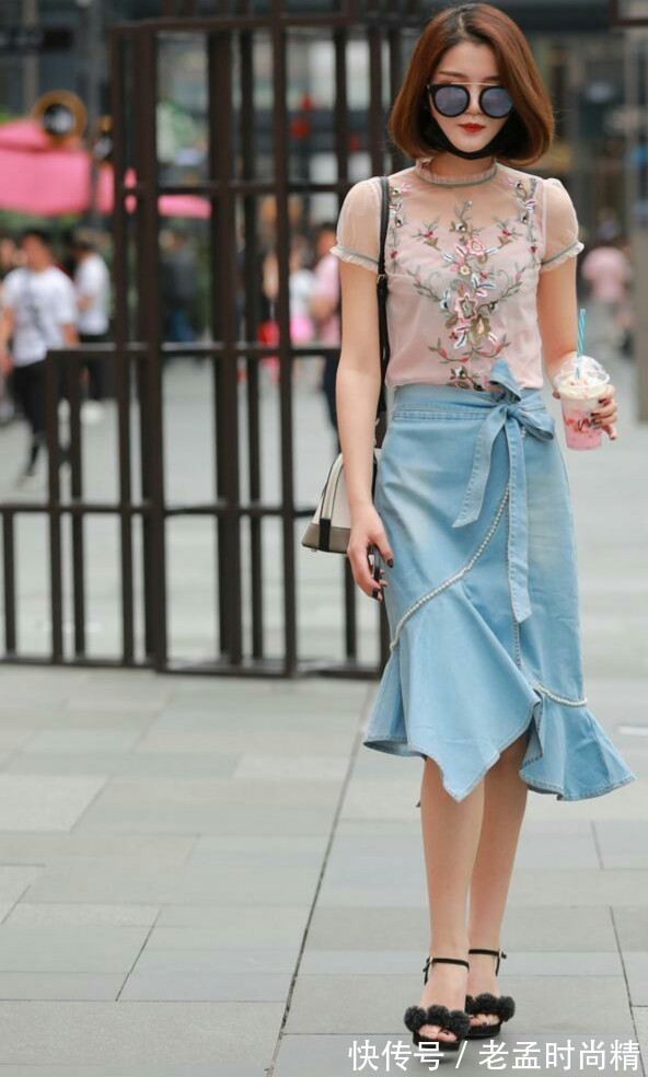 路人 街拍路人,大气亮眼的街头穿搭参考,让你成为时尚的小姐姐