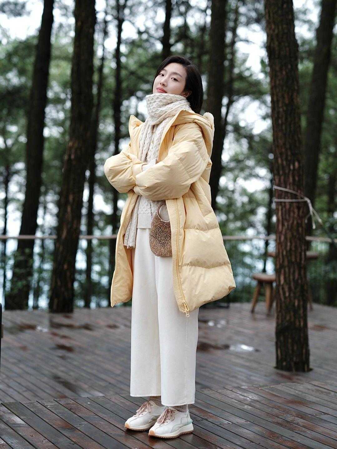 羽绒服|浅色系长款羽绒服,学会这招搭配起来又快又准