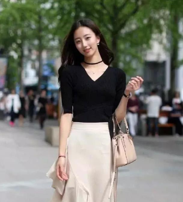 时尚|街拍:长发飘逸的美女,一件黑色的吊带连体裤,时尚唯美好身材