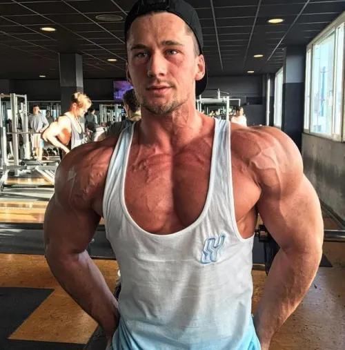 胸肌|想要通过俯卧撑练出饱满胸肌,只需要加入俯卧撑的变式和一件神器