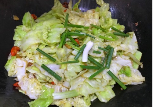 包心菜不用干锅，饭店大厨教你这样炒更好吃，一盘就能下3碗饭！