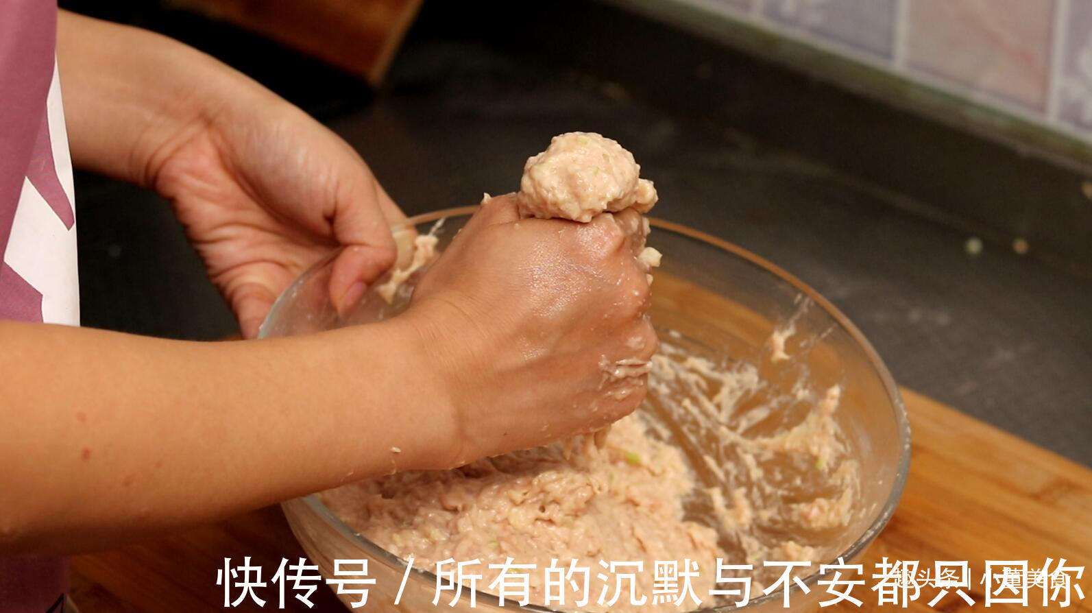 猪肉丸子的正确做法,多加这两样东西,丸子口感嫩滑,劲道有弹性