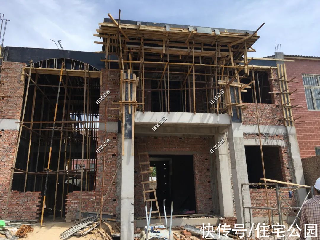 楼面|河南农村85万建三层别墅，比效果图还漂亮