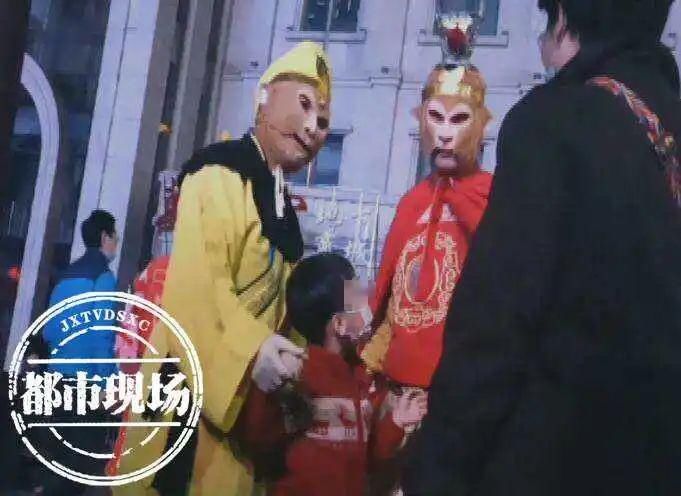 老年|南昌万寿宫门前“猴哥”多 拍照要钱还不事先告诉你