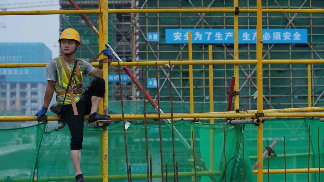 国庆节#建筑工地“古筝侠”：与脚手架为伍的98年小伙，弹出“侠义江湖”