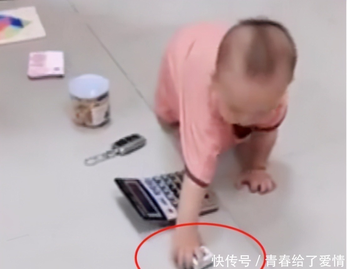 宝宝“抓周”,爸爸随手放下一个“小东西”,一家人笑容逐渐消失