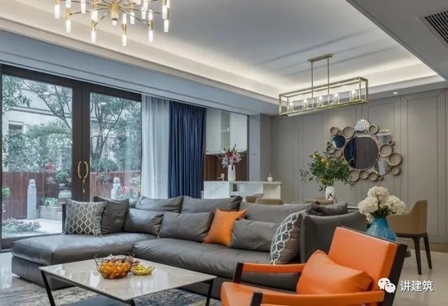 背景墙|客厅沙发靠墙放就太土气了,现在都流行这样做,房子档次翻几倍!