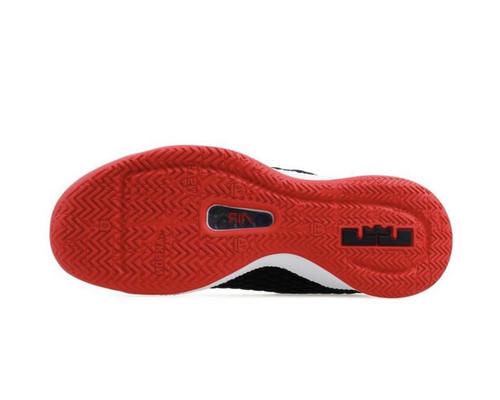 400块钱左右NIKE实战篮球鞋推荐，学生党非常值得购买。