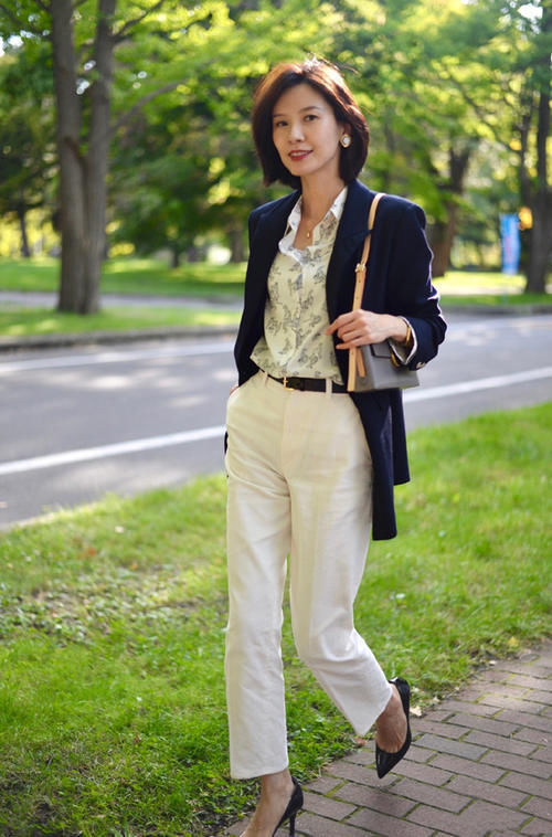 别再穿阔腿裤了,很挑人!试试今年流行的“白烟管裤”,时髦百搭