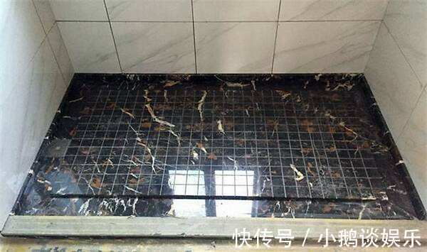 瓷砖|卫生间地面不要再贴瓷砖了,头次见有用这种设计,后悔没早察觉