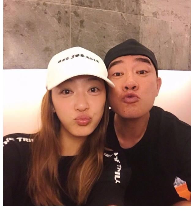 夫妇俩|爱国先锋!陈小春1岁半小儿子正面照曝光,手执国旗开心挥舞狂奔