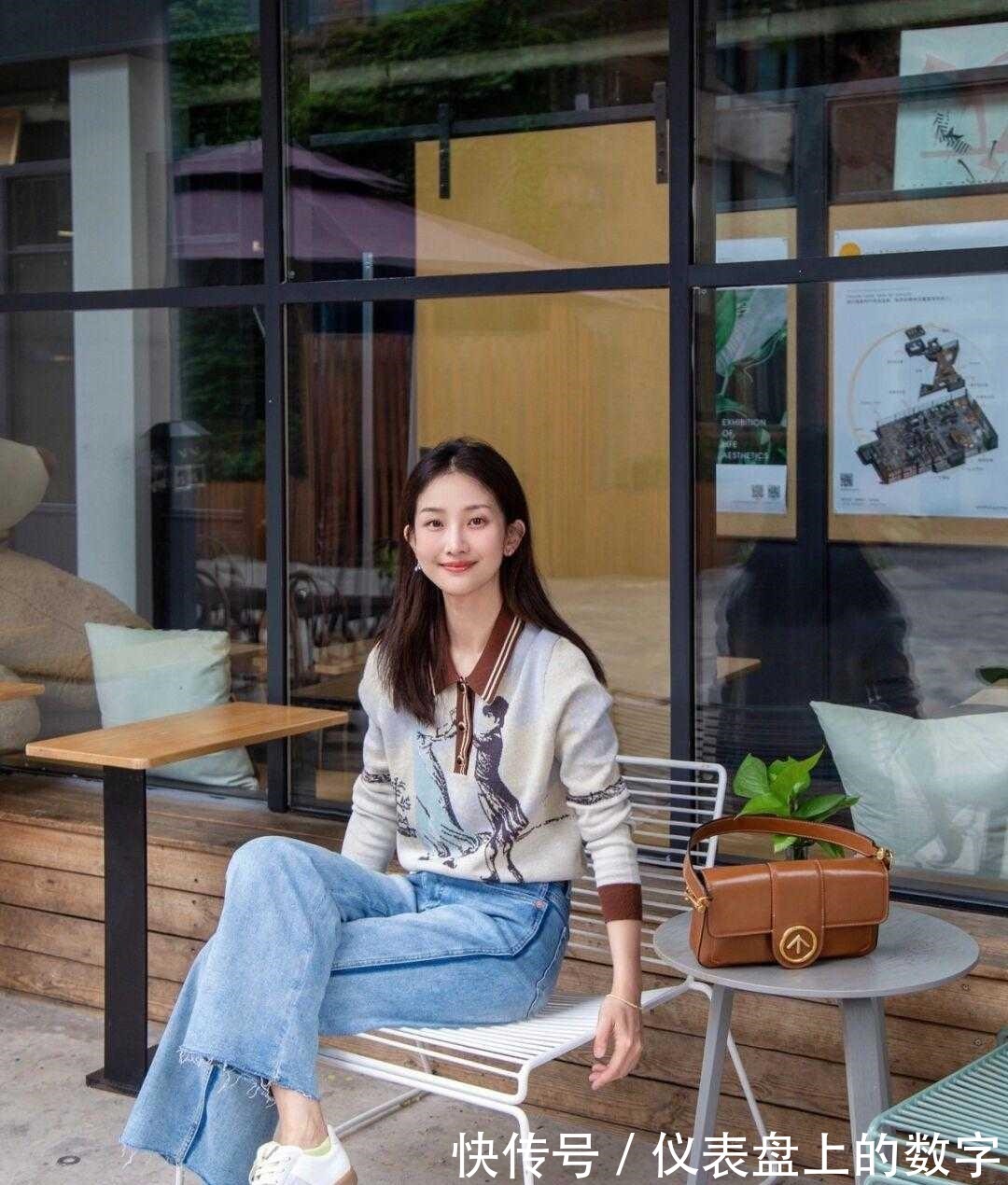 针织上衣 这才是30+女人该有的打扮针织上衣搭配牛仔喇叭裤,时髦又舒适