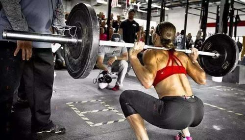 增肌|每天深蹲10分钟,坚持一段时间,身体会有4大“变化”,无论男女