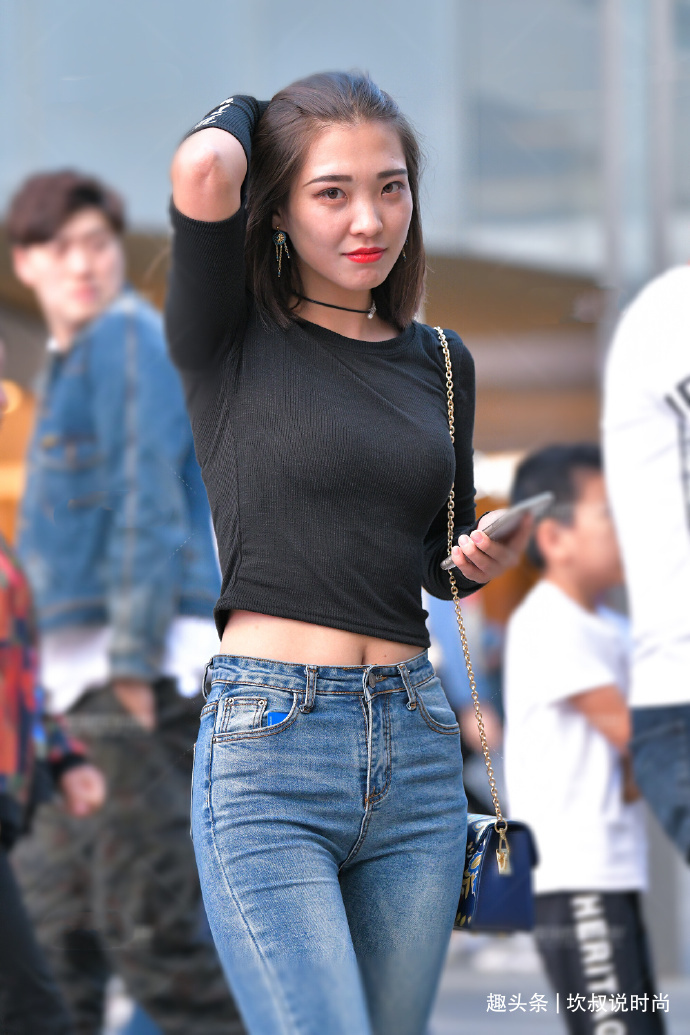 针织 入冬了穿什么修身牛仔裤搭配针织T恤,舒适靓丽又好看