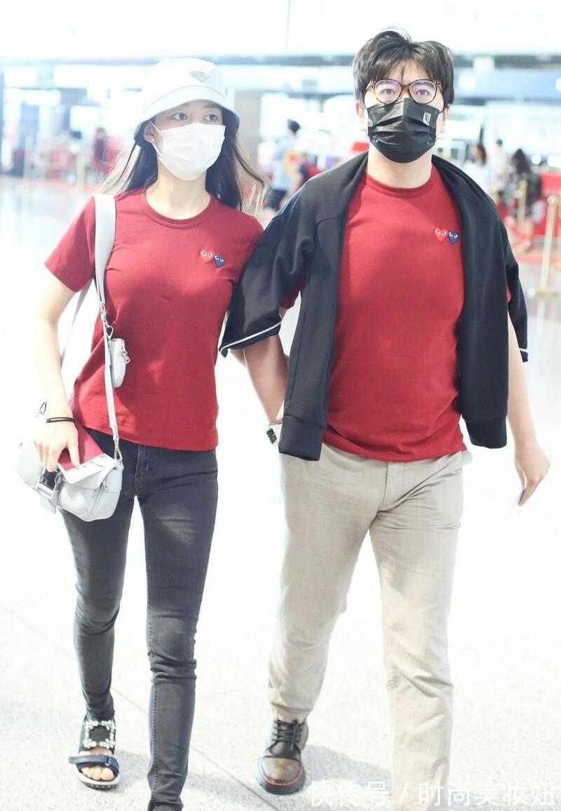 紧身裤|吉娜生娃后身材没走样,穿T恤配紧身裤走机场,“竹竿腿”太抢镜