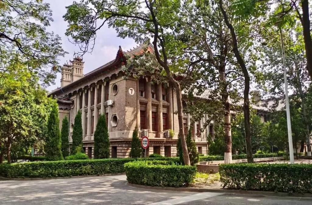 大学|中国＂最美＂大学之一！依托古城墙而建，还是国家重点文物保护单位