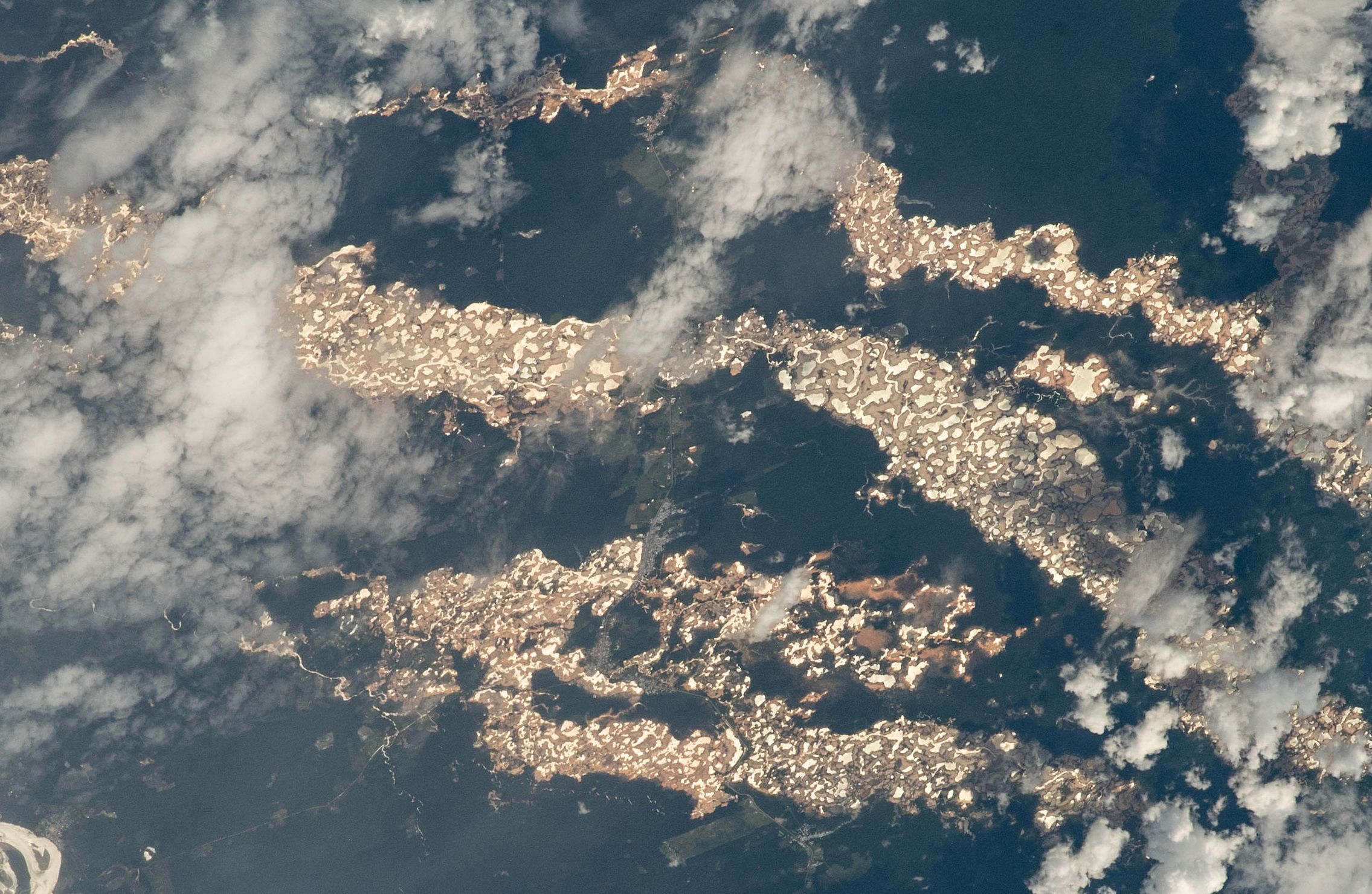 一张宇航员从国际空间站拍摄的照片,揭秘秘鲁东部的金矿勘探坑