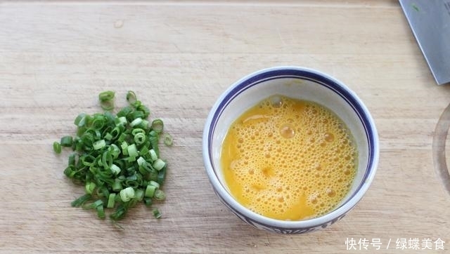 吃饺子不用水煮,加鸡蛋煎一煎,营养翻倍味道好,孩子天天点名要