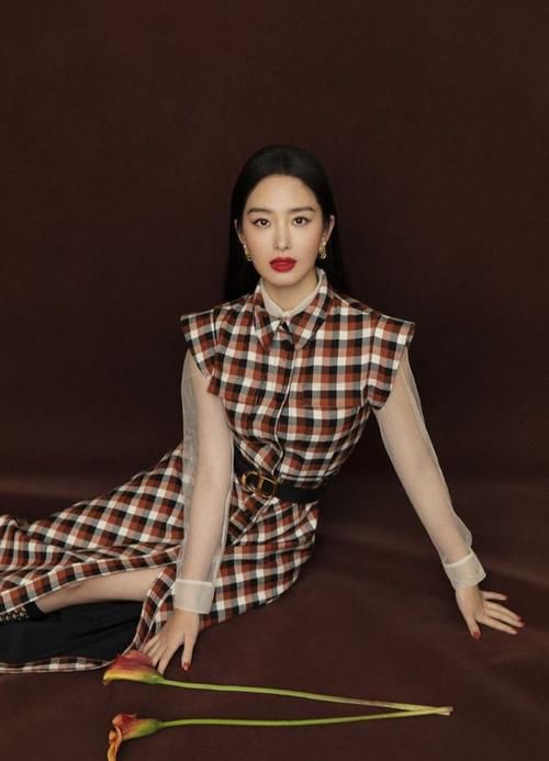 杨采钰|论法式穿搭格纹连衣裙摩登精致，黑色渔网袜超性感！