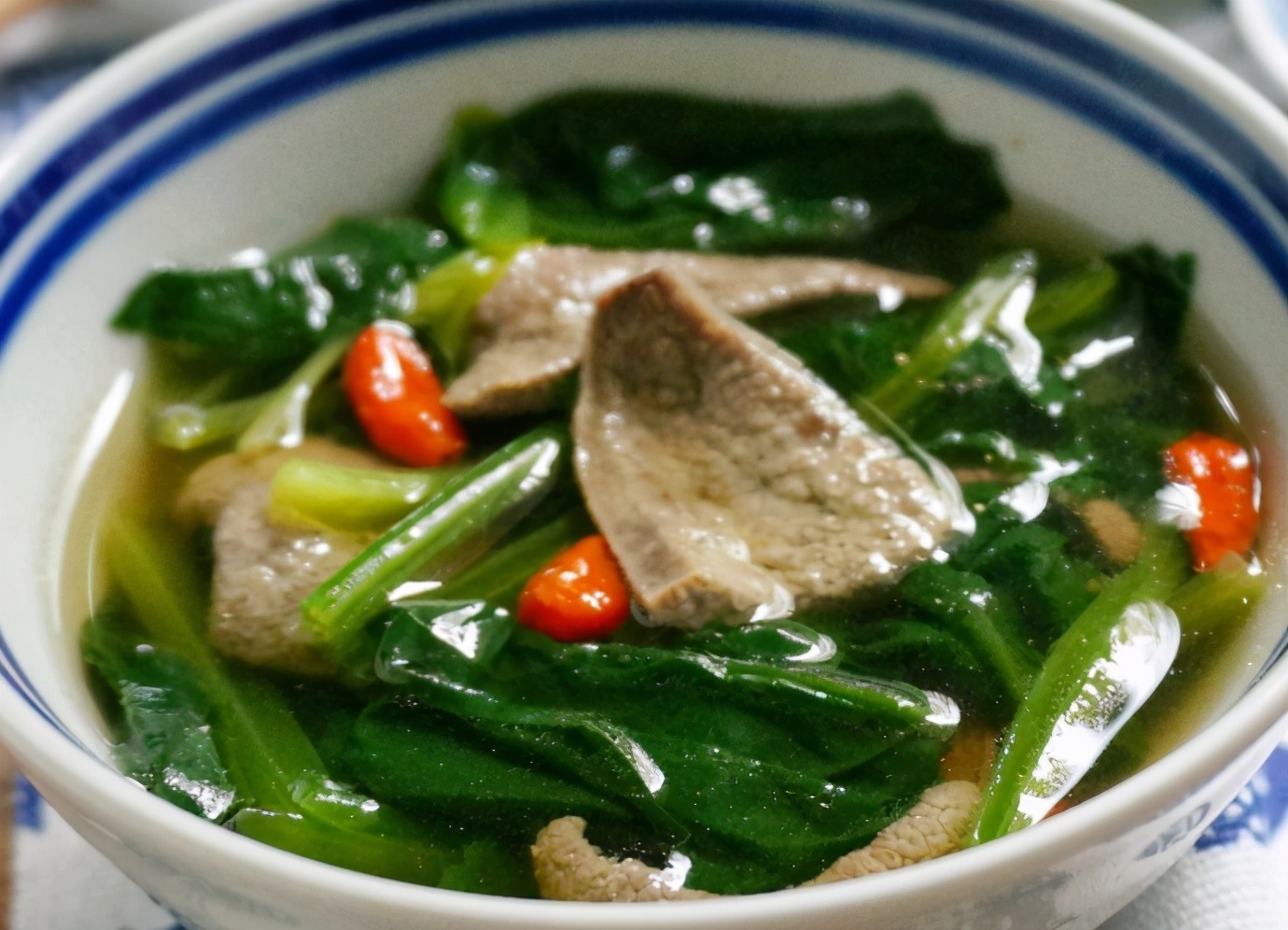 这碗汤，现在不喝亏大了，顺应时节营养足，脸色红润气色好