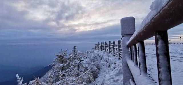 美啦！今晨峨眉山突降大雪