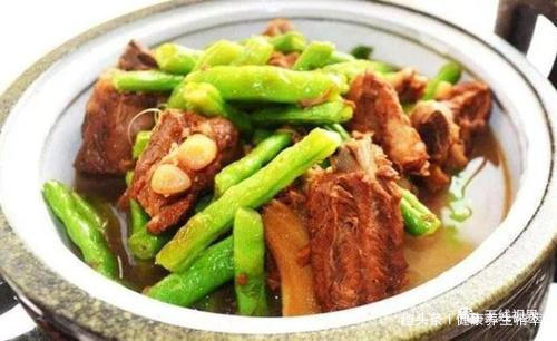 暑湿伤|秋天的豆角好吃不贵，如此做香又下饭又暖胃，多给孩子吃