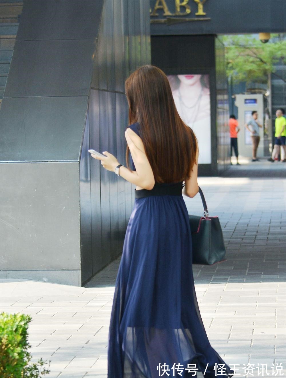 时髦|街拍 时髦的长发美女们, 她们的搭配更是成熟妩媚!