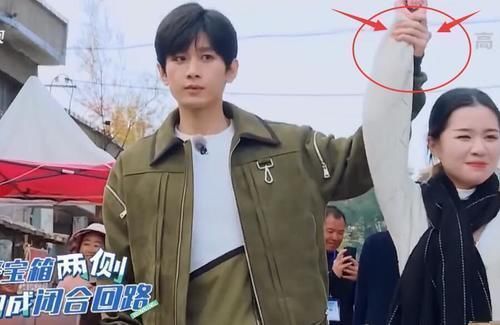 女粉丝|做游戏牵女粉丝的手，对比蔡徐坤成毅，暴露男明星真实修养