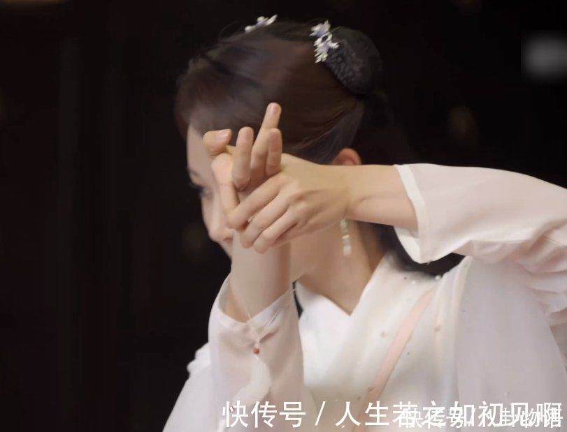 嘉宾|杨紫现场秀隐藏技能，当她用手指变花，在场嘉宾都被吓得张大了嘴