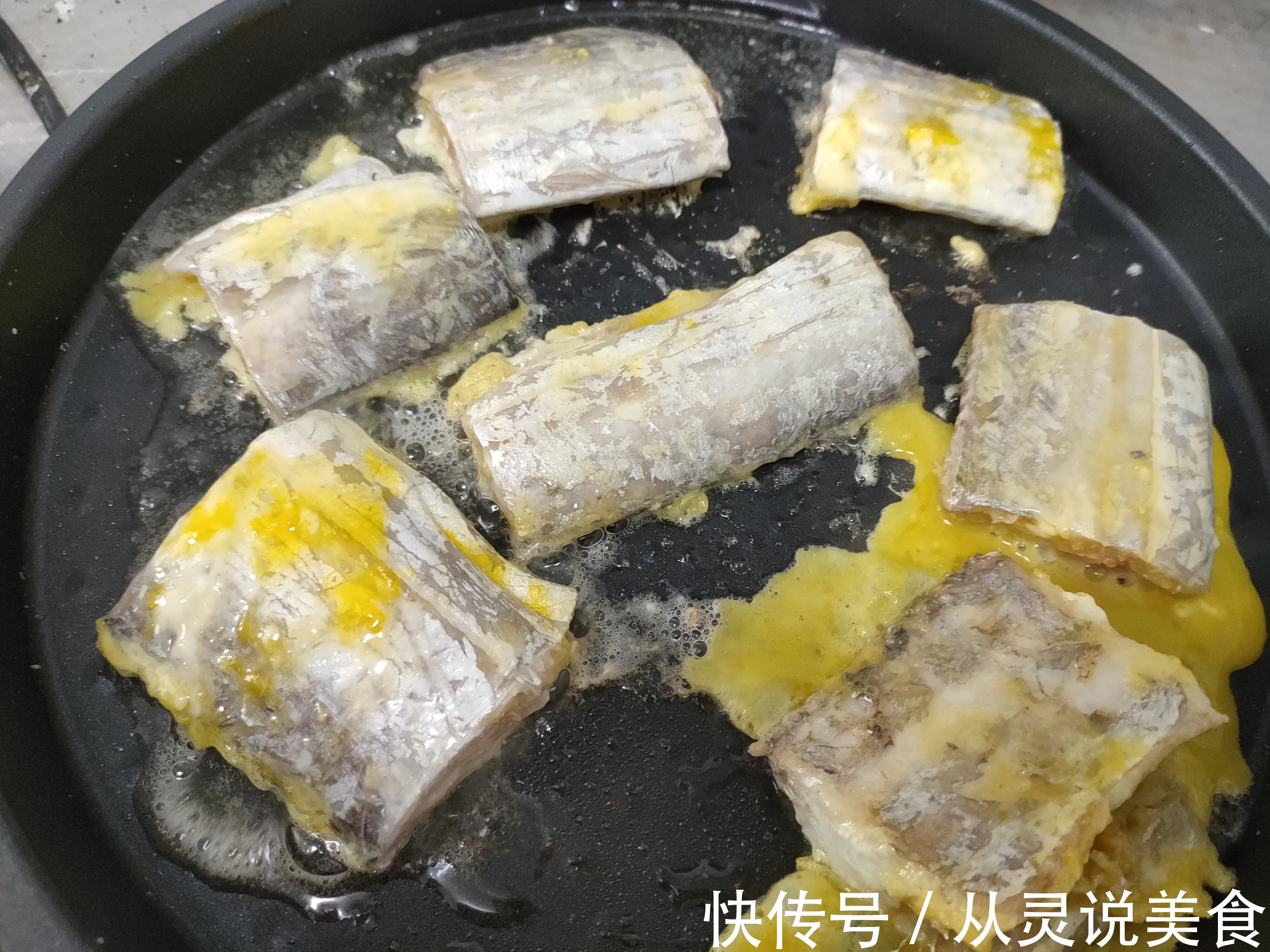 煎带鱼时，别再放面粉了，教你多加2味，带鱼外酥里嫩