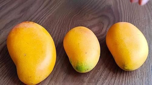 今天才知道,剥芒果皮这么简单,不脏手不流汁,这方法太棒了