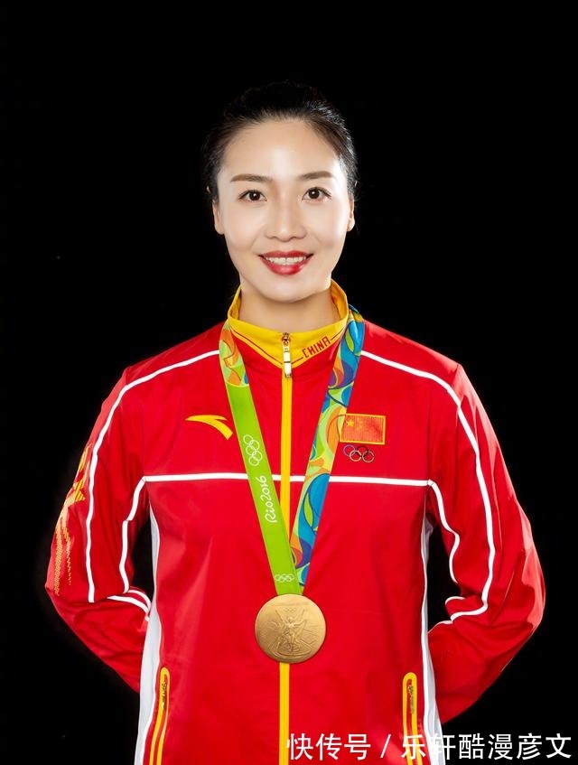 三朝元老|前女排队长晒全家福!魏秋月让儿子戴奥运金牌,随后宣布重要决定