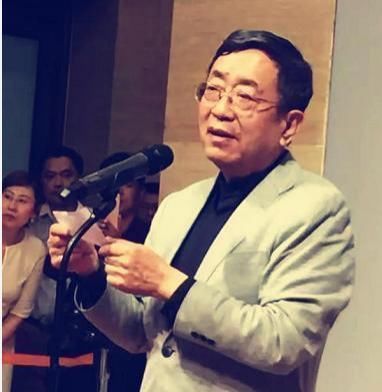 更上一层楼$余秋雨书法虽牛气逼人,但也有“名人书法”之嫌