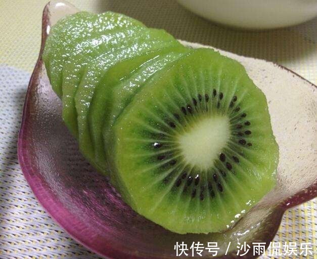 挖一勺猕猴桃塞盆里,谁知道一星期长爆盆,邻居以为花钱买的盆栽