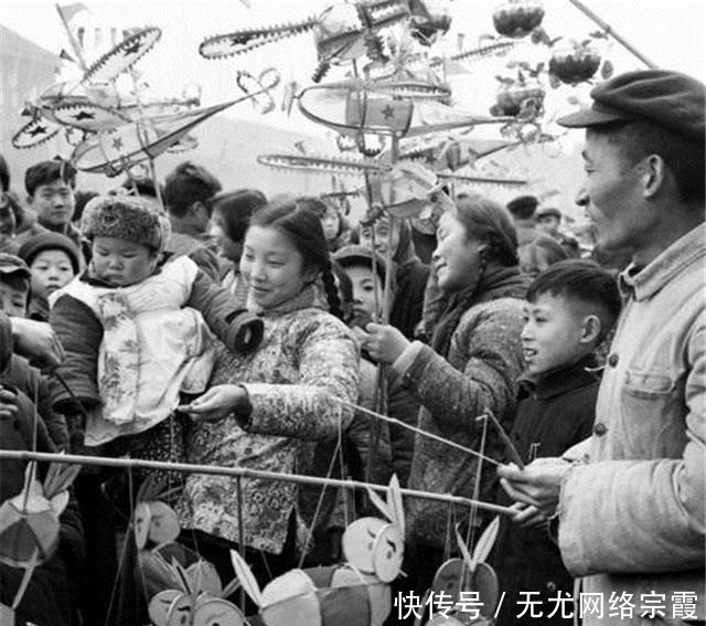 祈福|60年代初期,中国百姓过春节,上供磕头祈福你那还流行吗?