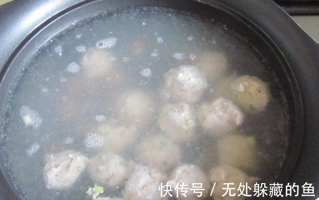 汆肉丸这么做,肉嫩香味浓,个个煮不散,教您详细做法,快来学!