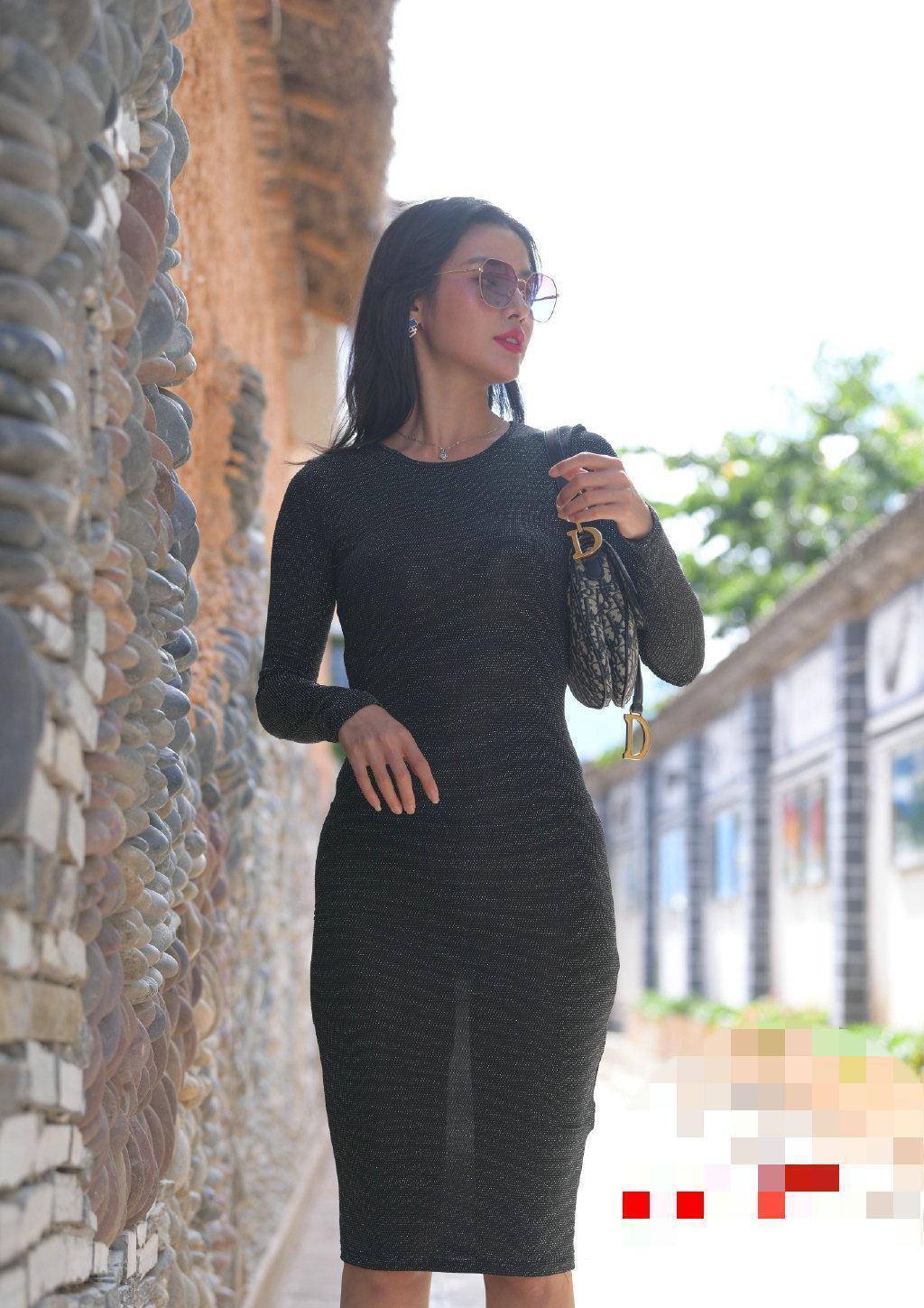 大长腿 白色运动背心搭配的阔腿裤,凸显修长大长腿,成熟大气好高级